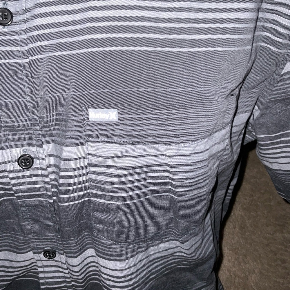 Men’s used size XL button front short sleeve Hurley grey striped shirt - Picture 3 of 4